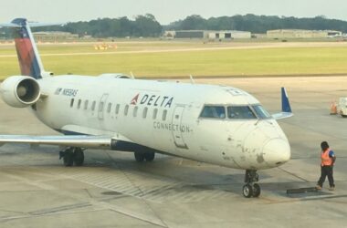 Delta Connection CRJ-200