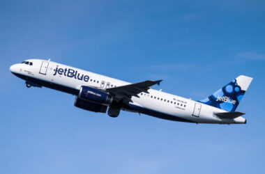 A JetBlue A320 taking off