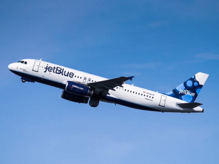 A JetBlue A320 taking off