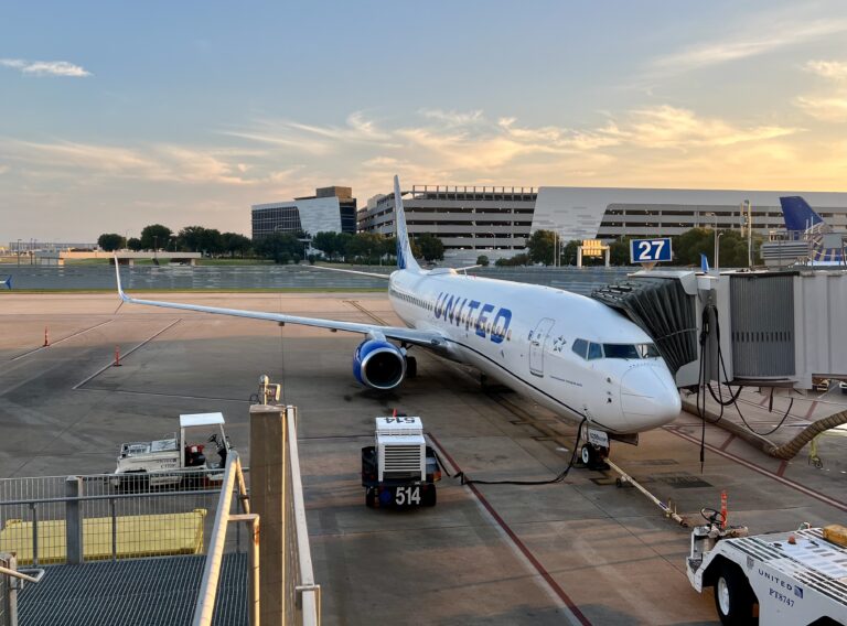 United Airlines Boeing 737-800 at Austin-Bergstrom International Airport