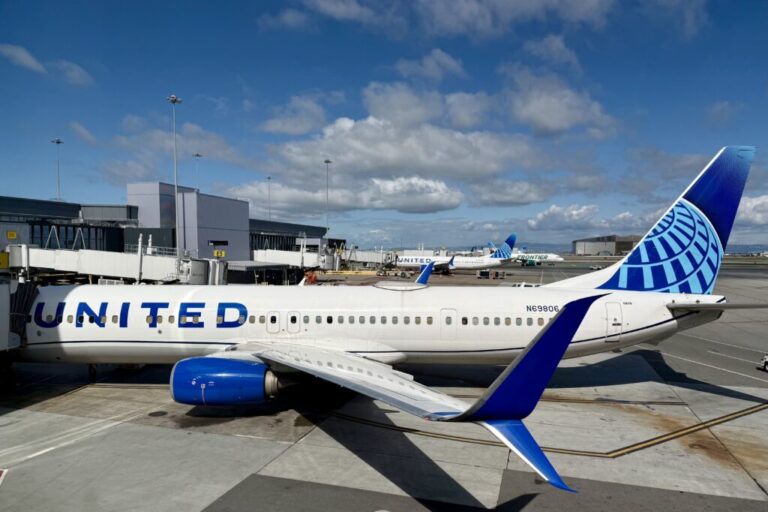 United Airlines Boeing 737 at SFO