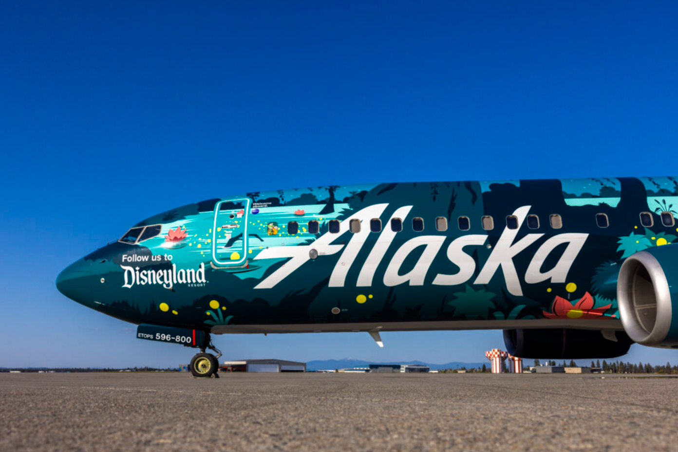 レア ディズニーランド50周年記念ペイント アラスカエアウェイ ボーイング737 The world's most beautiful planes