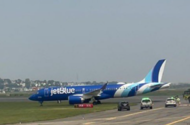 A JetBlue Airbus A220-300 slid off of the runway after landing at Boston Logan International Airport (BOS) earlier today.