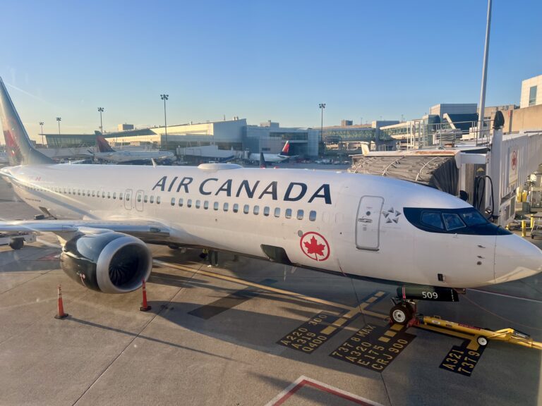 Air Canada Boeing 737-8
